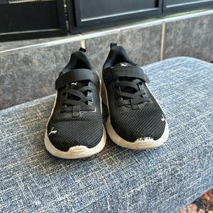 Youth Puma sneakers. Size 3.5 US. GUC.